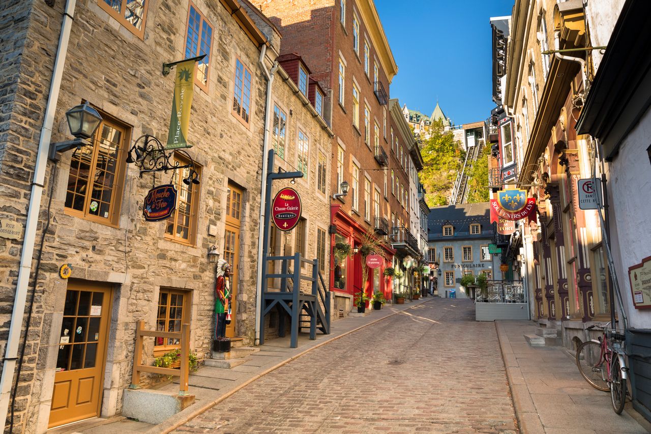 Québec là thành phố cổ được bao quanh bởi những thành lũy kiên cố do Pháp và Anh xây dựng từ thế kỷ 17. Với nét đẹp cổ kính nhưng không kém phần lãng mạn, thành phố cổ này được UNESCO công nhận là Di sản văn hóa thế giới.