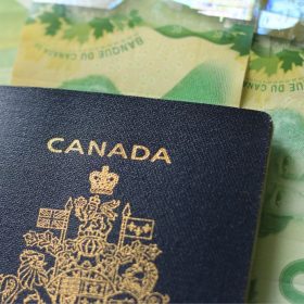 Bộ Di trú Canada chính thức ngừng dịch vụ “chuyển đổi visa tại biên giới” cho du học sinh nộp hồ sơ xin Giấy phép làm việc sau khi tốt nghiệp